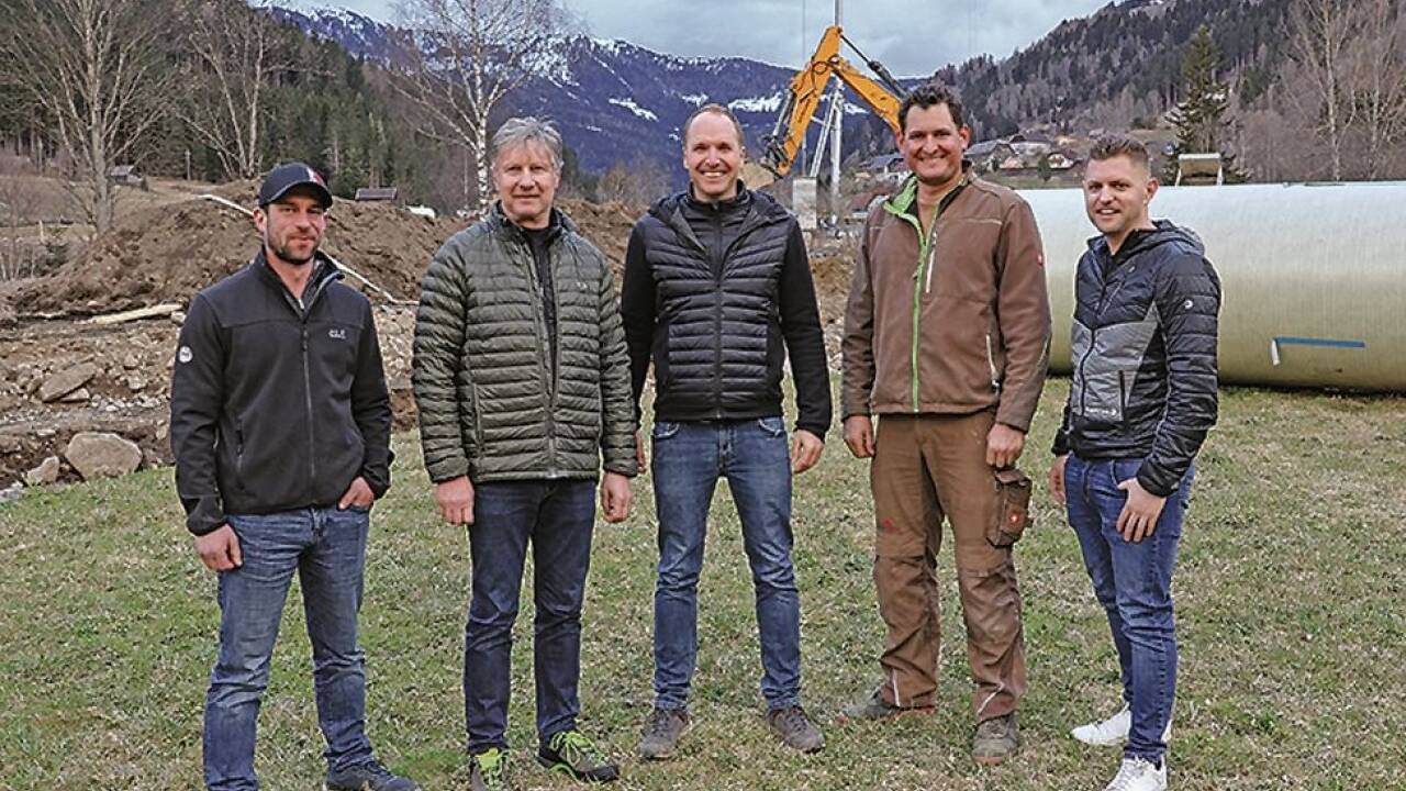 Kleines Bild von links: Peter Lassacher (EEG Oberlungau), Grundeigentümer Alois Kocher, Projektwerber Markus Schlick, Grundeigentümer Christian Rauter und Andreas Ferner (EEG Oberlungau).    Kleines Bild von links: Peter Lassacher (EEG Oberlungau), Grundeigentümer Alois Kocher, Projektwerber Markus Schlick, Grundeigentümer Christian Rauter und Andreas Ferner (EEG Oberlungau).
