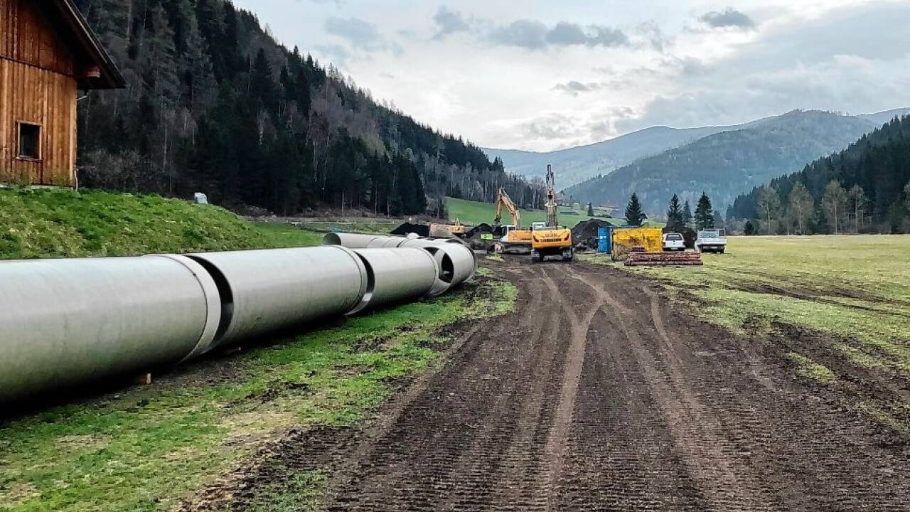 Entlang des Thomataler Baches wurden seit Herbst 2024 an Spitzentagen rund zehn Rohre pro Tag verlegt. Die Gesamtlänge beträgt rund 2,2 Kilometer.  Entlang des Thomataler Baches wurden seit Herbst 2024 an Spitzentagen rund zehn Rohre pro Tag verlegt. Die Gesamtlänge beträgt rund 2,2 Kilometer.