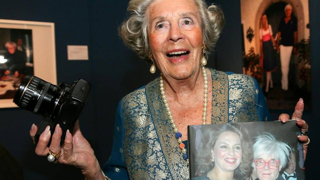 Marianne „Manni“ Sayn-Wittgenstein-Sayn (1919–2025) bei der Präsentation ihres Bildbands „Das legendäre Fotoalbum“ 2015. Auf dem Cover prangen Ira von Fürstenberg und Andy Warhol. Marianne „Manni“ Sayn-Wittgenstein-Sayn (1919–2025) bei der Präsentation ihres Bildbands „Das legendäre Fotoalbum“ 2015. Auf dem Cover prangen Ira von Fürstenberg und Andy Warhol.