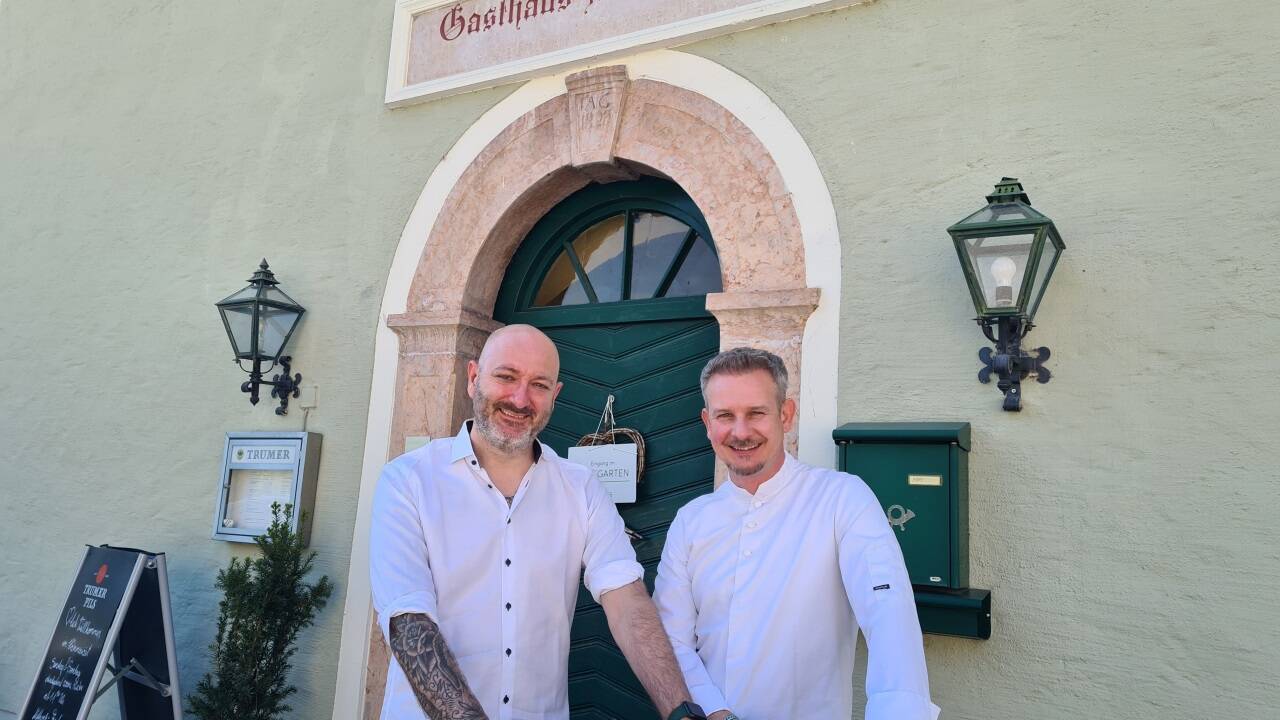 Raimund Ziegler (links) und Alexander Weitlaner verabschieden sich aus dem Hammerwirt in Oberalm.  