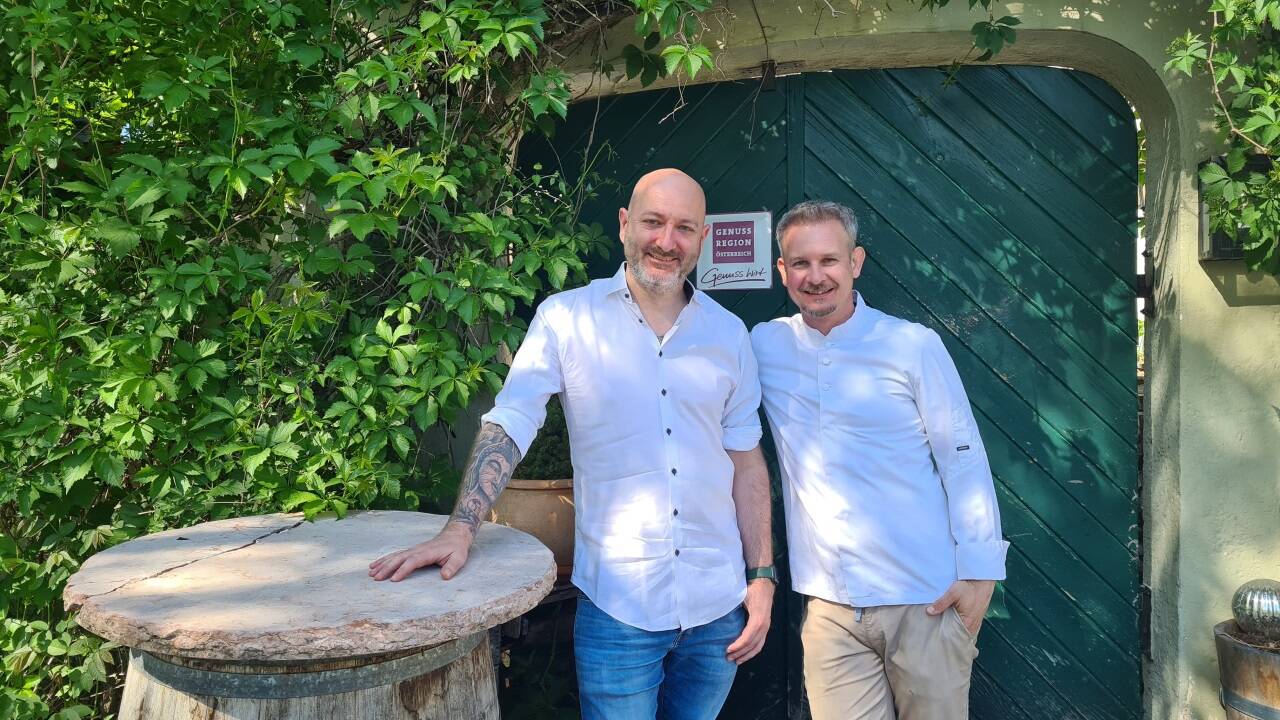 Raimund Ziegler (links) und Alexander Weitlaner verabschieden sich aus dem Hammerwirt in Oberalm.  
