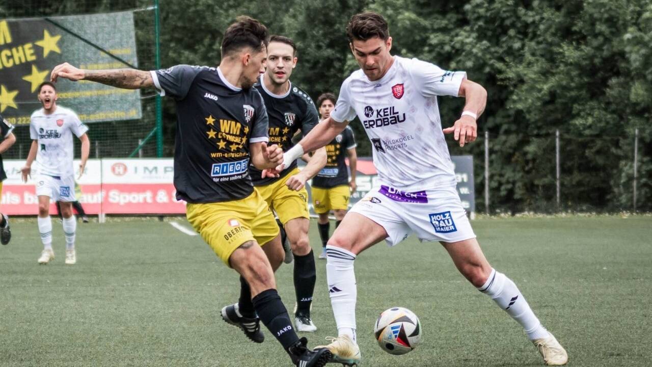 Taner Yildirim (r.) traf für den Rückrundenersten der Salzburger Liga in Neumarkt doppelt. 