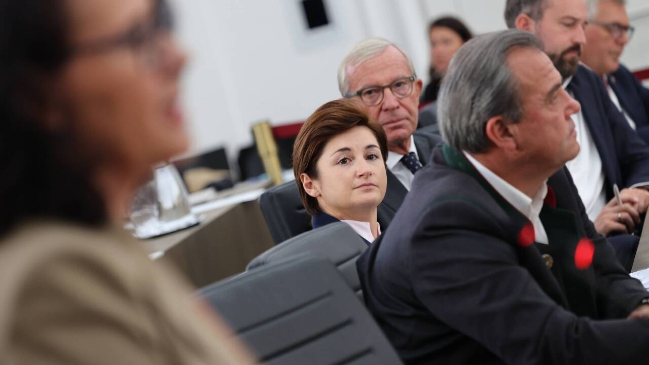 Müssen den Rotstift im Landesbudget ansetzen: Landesrätin Daniela Gutschi, Landesrat Christian Pewny, LH-Stv. Marlene Svazek, LH Wilfried Haslauer, LH-Stv. Stefan Schnöll und Landesrat Josef Schwaiger. 