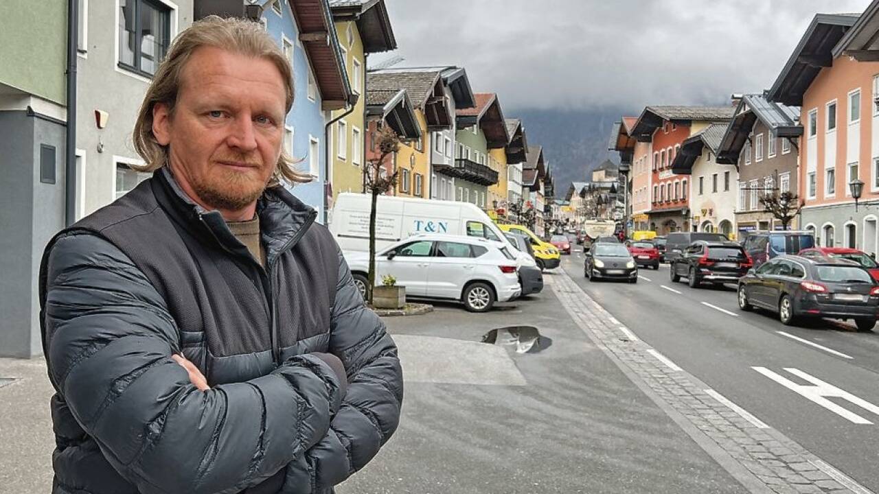 Herwig Hasenbichler vor seinem Haus im Gollinger Markt. Seit Herbst 2023 sucht er nach der Ursache für das Infraschallgeräusch. Mittlerweile überlegt er, zwischenzeitlich mit seiner Familie in ein Hotel zu ziehen, um wieder eine ruhige Nacht zu haben.  