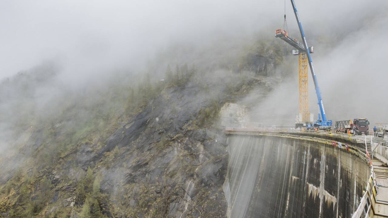 Der Kran ist rund 30 Meter hoch. 