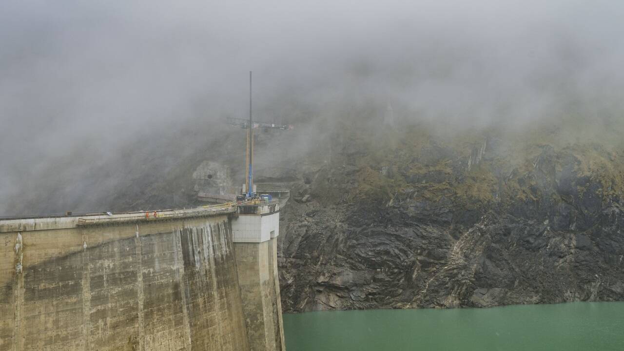 Die Limbergsperre mit dem derzeit wenig gefüllten Stausee Wasserfallboden.  