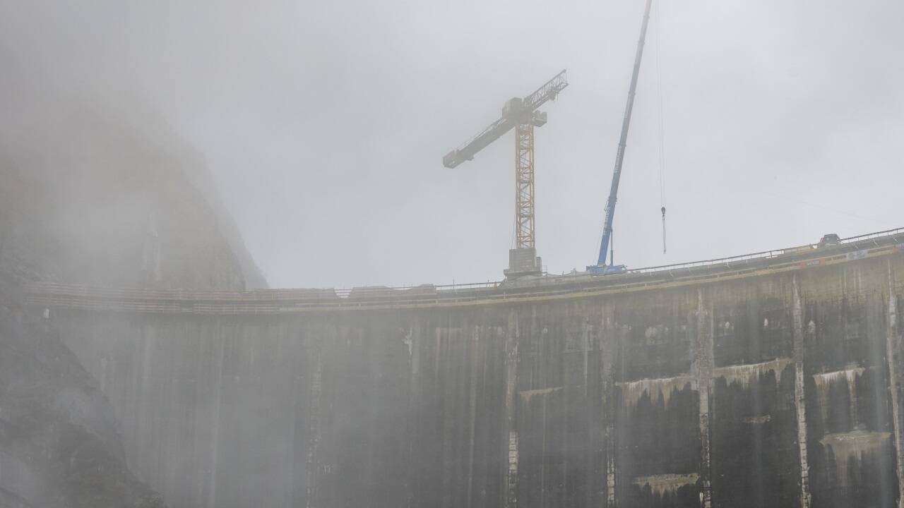 Die Limbergsperre mit dem Kran von unten. 