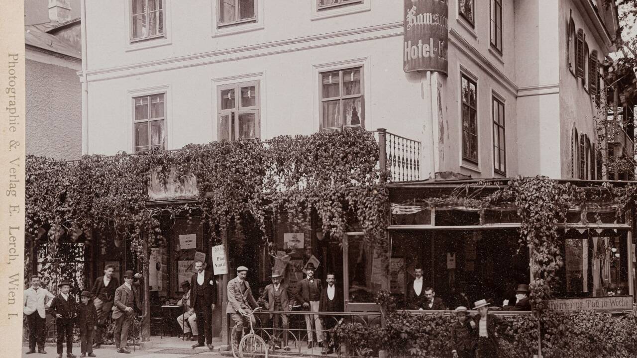 Das Café Ramsauer betrieb auch ein Hotel Garni. Bis heute ist es in Familienbetrieb in Bad Ischl. Im neuen Buch von Historiker Christoph Brandhuber wird mehr über die Geschichte der Hoteliersfamilie erzählt.  