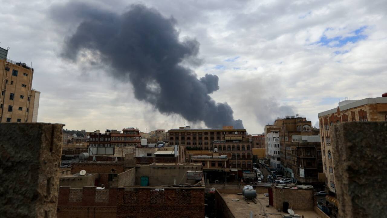Dunkle Rauchwolken über Sanaa 