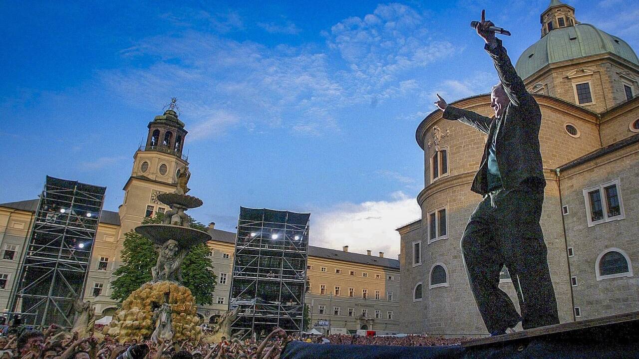 Im Jahr 2016 konnten die Salzburgerinnen und Salzburger Herbert Grönemeyer auf dem Residenzplatz hören und sehen – es war das letzte große Livekonzert in der Salzburger Innenstadt.  