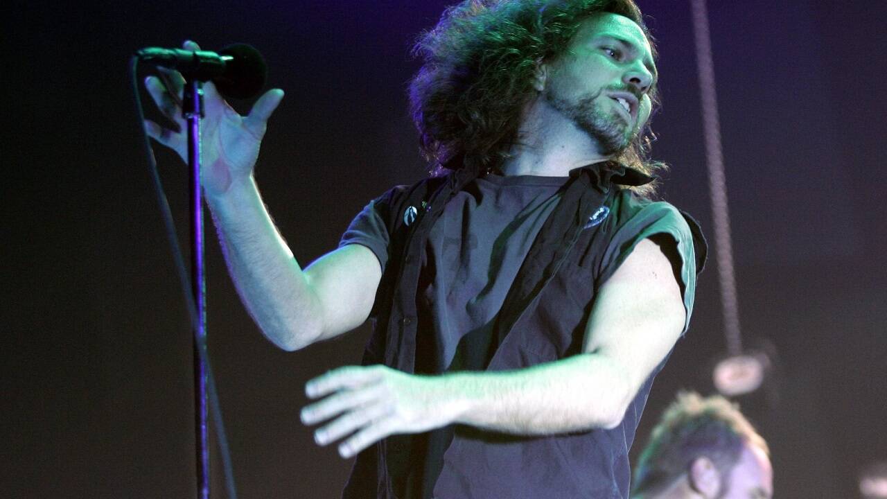 Pearl Jam trat im Jahr 2000 in Salzburg auf. Im Bild: Sänger Eddie Vedder während eines Konzertes in Wien in der Stadthalle im September 2006.  