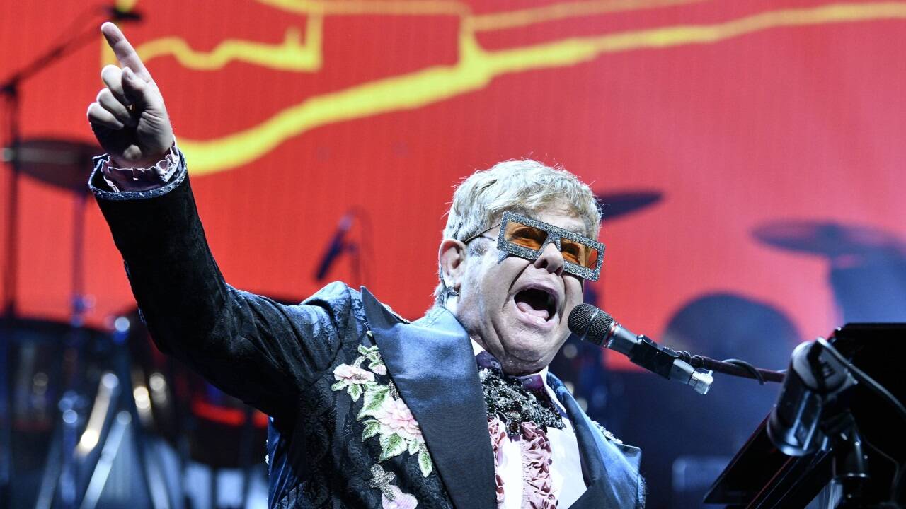 Elton John sang 1993 vor 25.000 Menschen in Salzburg. Das Bild zeigt den britischen Sänger im Jahr 2019 in der Wiener Stadthalle.  