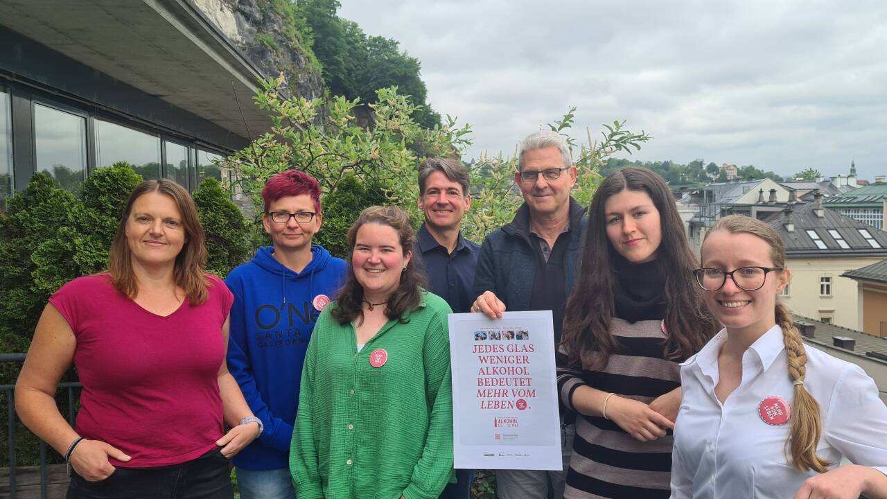 Akzente Salzburg lud im Rahmen der 5. Österreichischen Dialogwoche Alkohol zum Präventionsfrühstück. Von links: Daniela Glaser (Pro Mente), Bettina Riedrich, Ramona Frauenlob und Leiter Sebastian Müller von der Fachambulanz für Suchterkrankungen in Traunstein, Gerald Brandtner (Akzente) und Nadine Lessiak und Viktoria Wimmer vom Verein JoJo.  