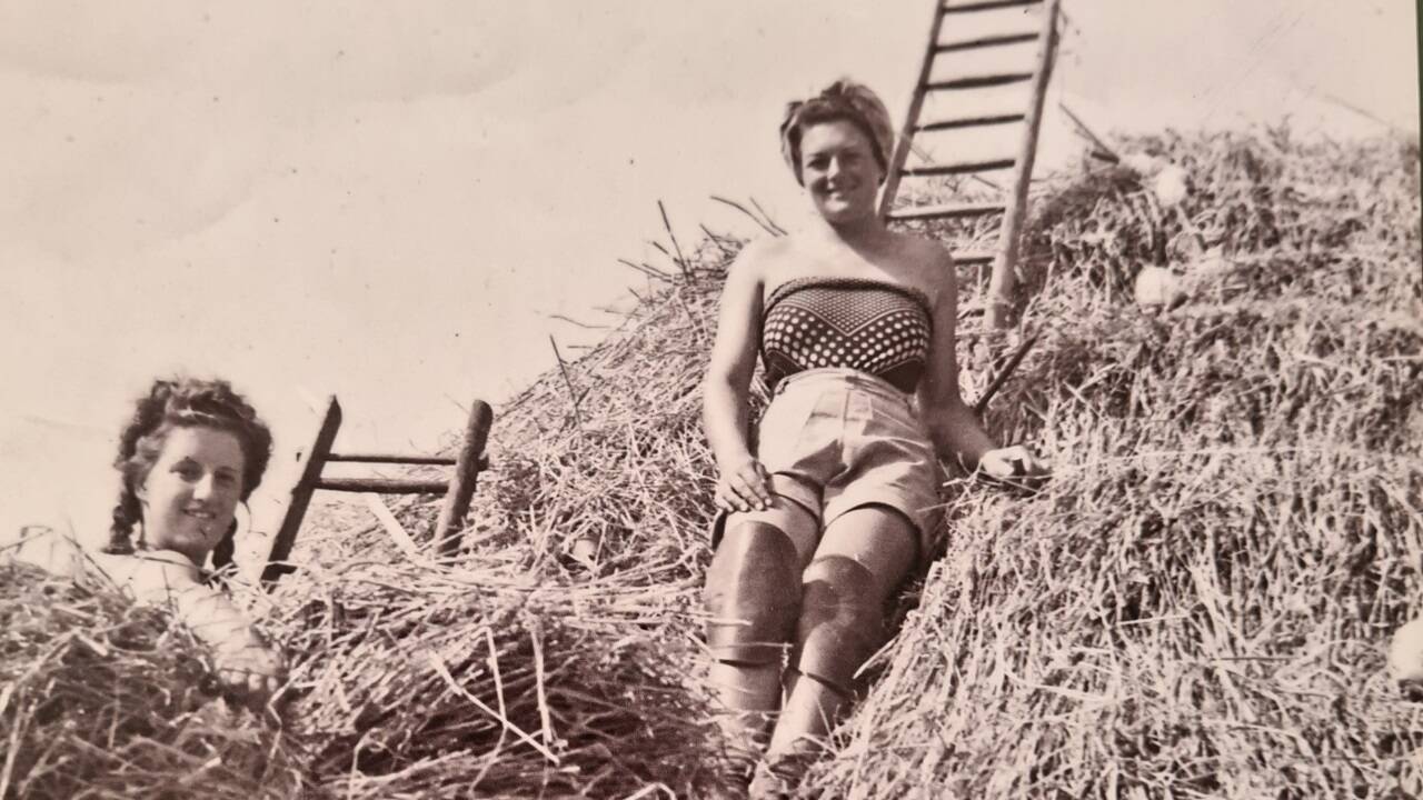Als „Land Girl“ arbeitete Gwen Raggett (rechts) auf Bauernhöfen. 