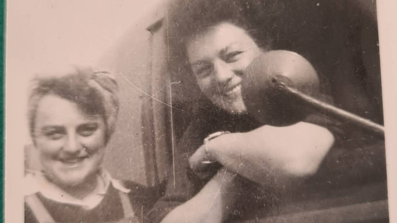Gwen Raggett (rechts) fuhr die „Land Girls“ zu ihren Einsätzen auf den Bauernhöfen. 