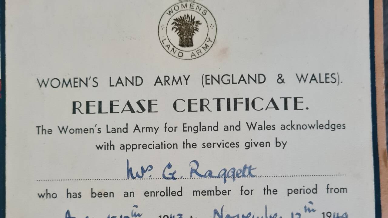 Die Entlassungsurkunde der „Women’s Land Army“ von Raggett. 