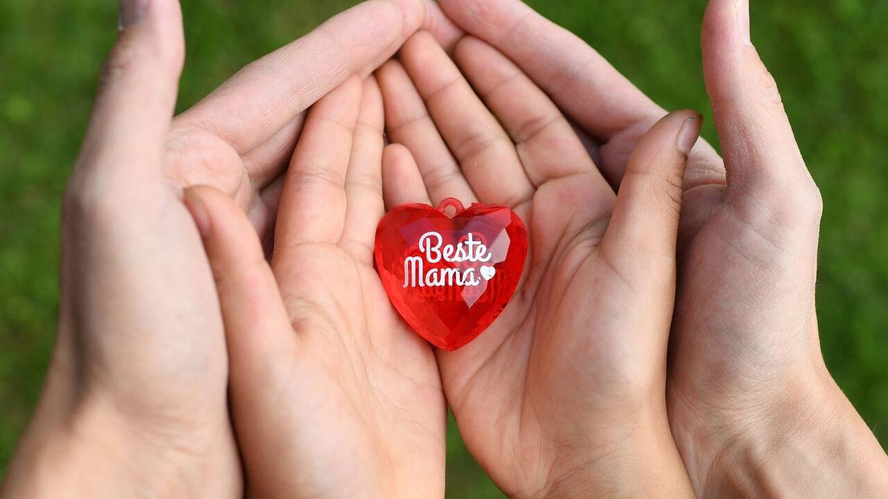 Wie feiert man den Muttertag, wenn man keine Mutter mehr hat? Unsere Autorin erzählt ihre persönliche Geschichte. Wie feiert man den Muttertag, wenn man keine Mutter mehr hat? Unsere Autorin erzählt ihre persönliche Geschichte.