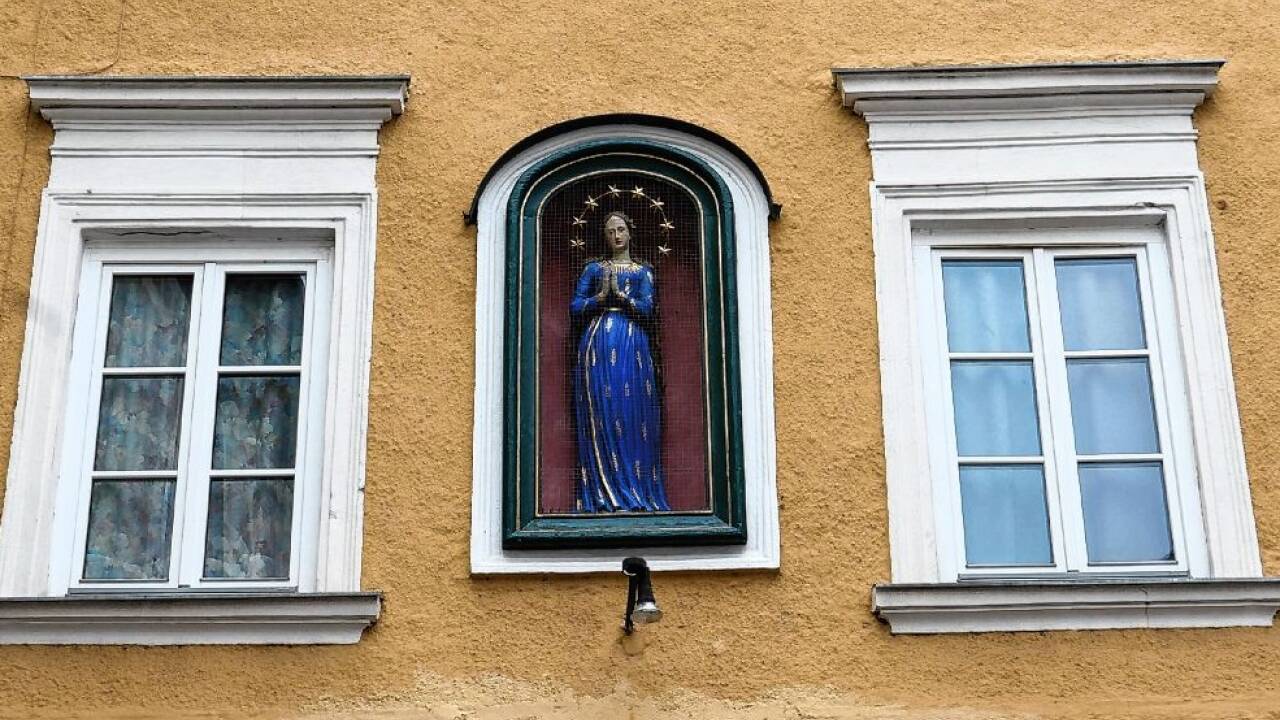 Die „Hintner-Madonna“ in der Halleiner Altstadt.  