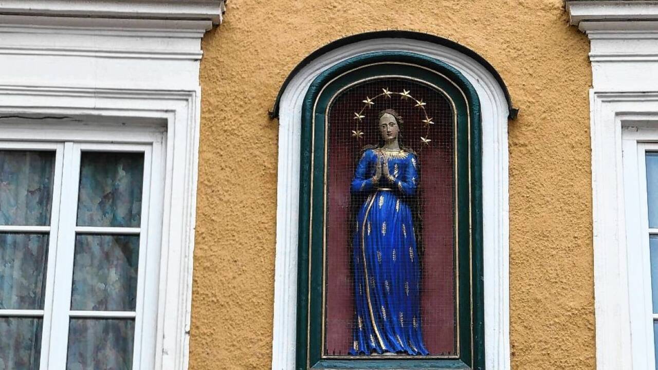 Die „Hintner-Madonna“ in der Halleiner Altstadt.  