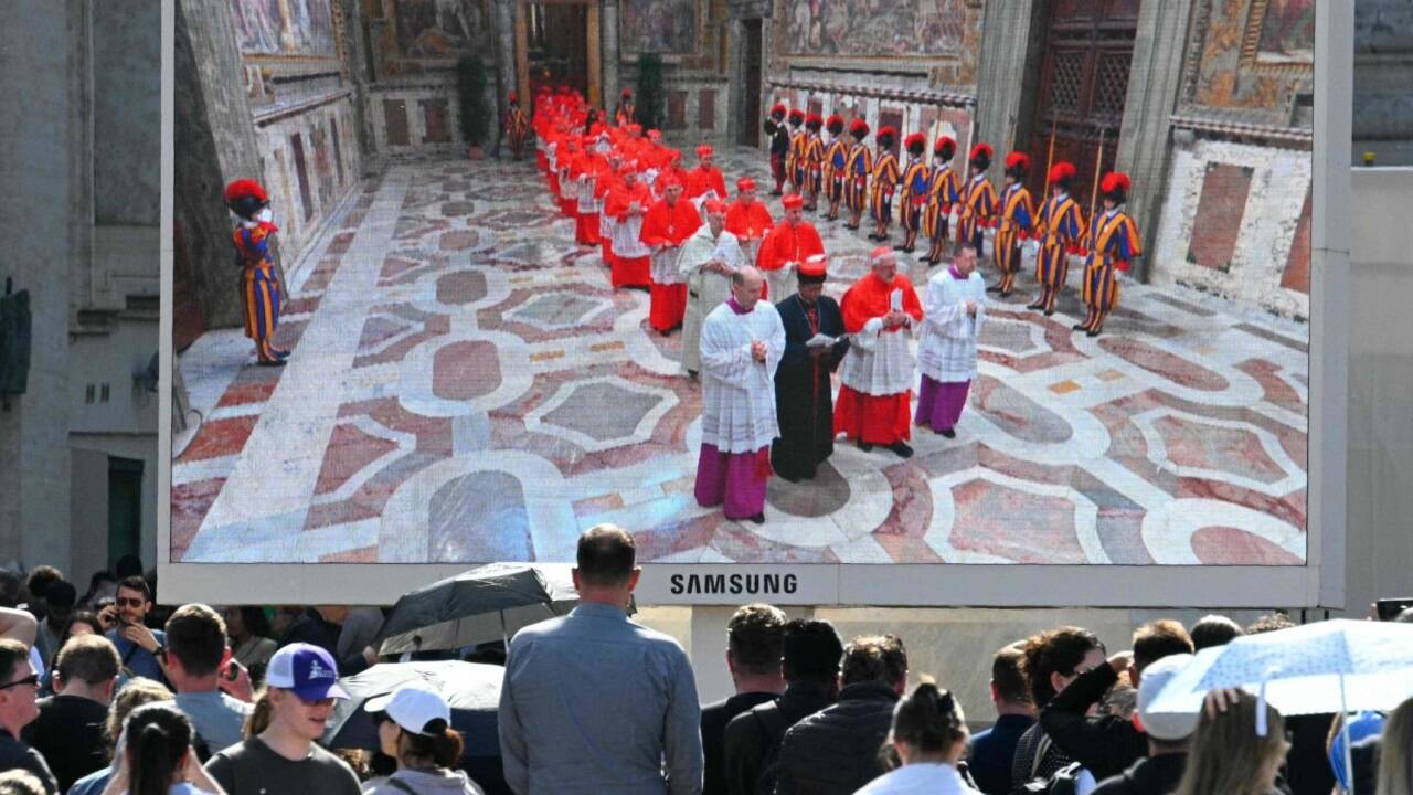 Gläubige konnten auf dem Petersplatz auf Bildschirmen den Einzug der Kardinäle in die Sixtinische Kapelle verfolgen. Gläubige konnten auf dem Petersplatz auf Bildschirmen den Einzug der Kardinäle in die Sixtinische Kapelle verfolgen.