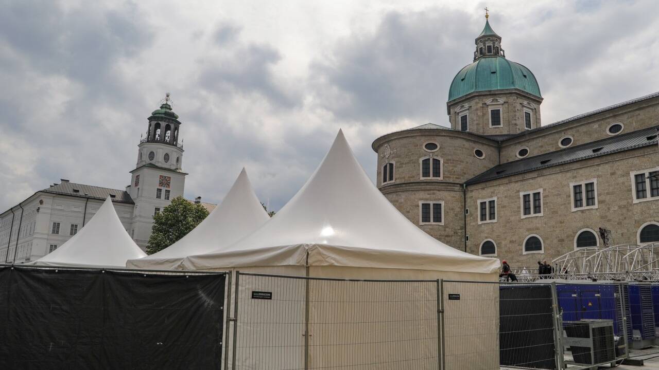 Die Vorbereitungen für die Residenzplatzkonzerte laufen. Seit Mittwoch wird die Bühne vor der Residenz aufgebaut.  