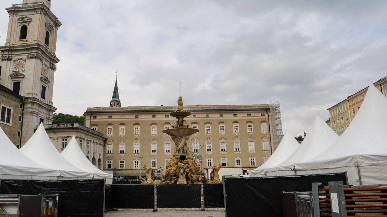 Die Vorbereitungen für die Residenzplatzkonzerte laufen. Seit Mittwoch wird die Bühne vor der Residenz aufgebaut.  