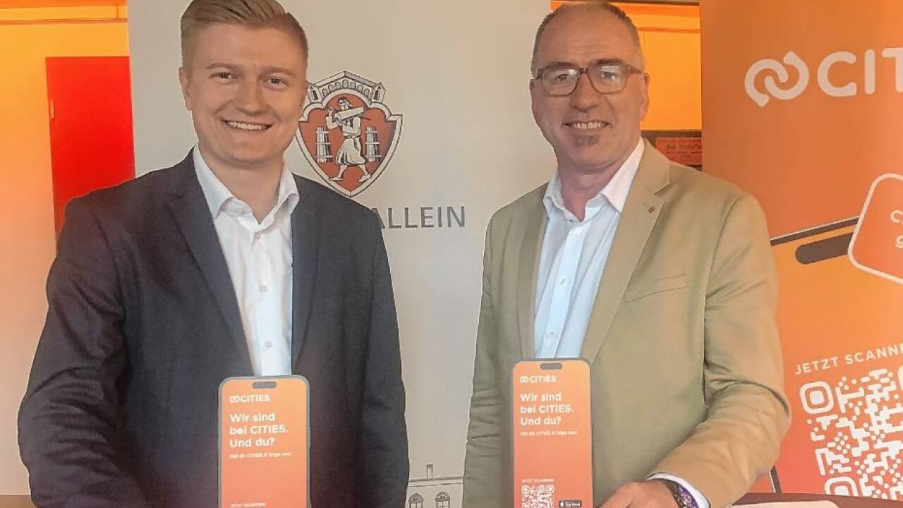 Cities CEO Sebastian Thier (links) und Halleins Bürgermeister Alexander Stangassinger präsentierten Halleins neuen digitalen Auftritt. Cities CEO Sebastian Thier (links) und Halleins Bürgermeister Alexander Stangassinger präsentierten Halleins neuen digitalen Auftritt.