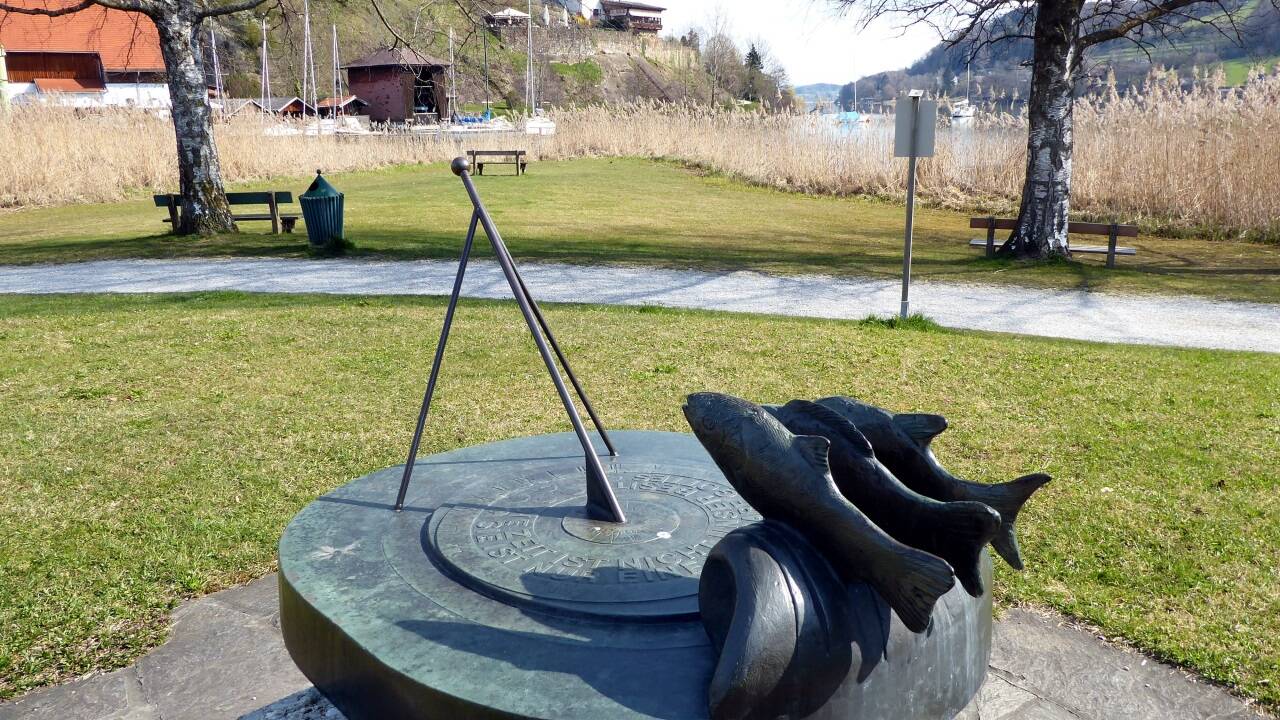 Die Sonnenuhr in der Weyerbucht zeigt die schönsten Stunden an. 