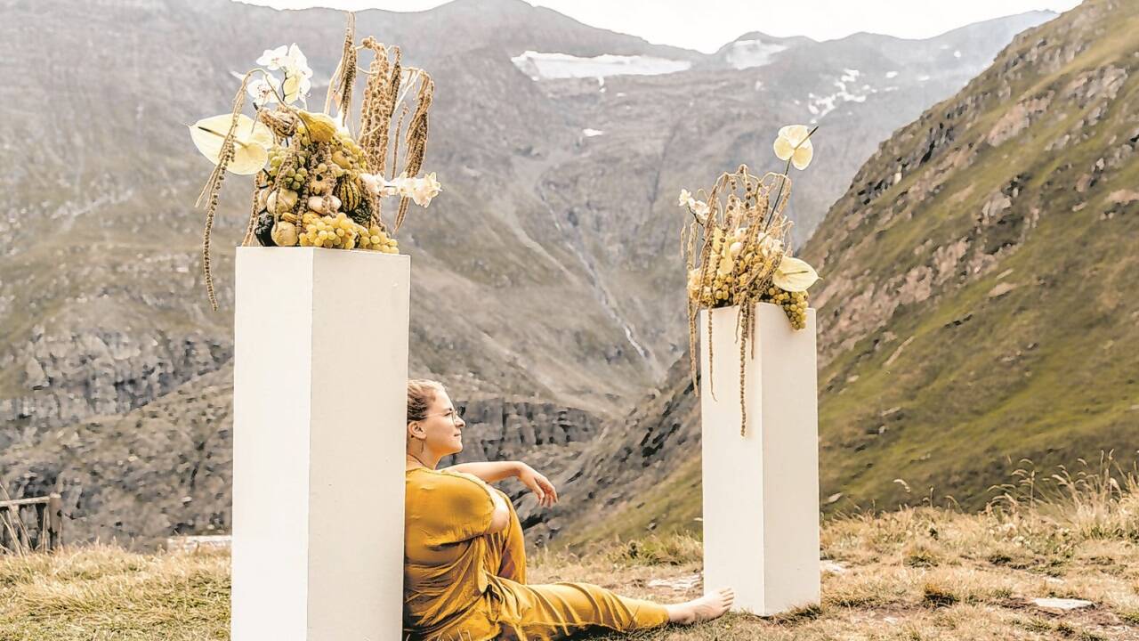 Sonst holt Elena Hofmann die Natur in einen Innenraum, für ein Fotoshooting präsentierte sie ihre Werke am Berg. 