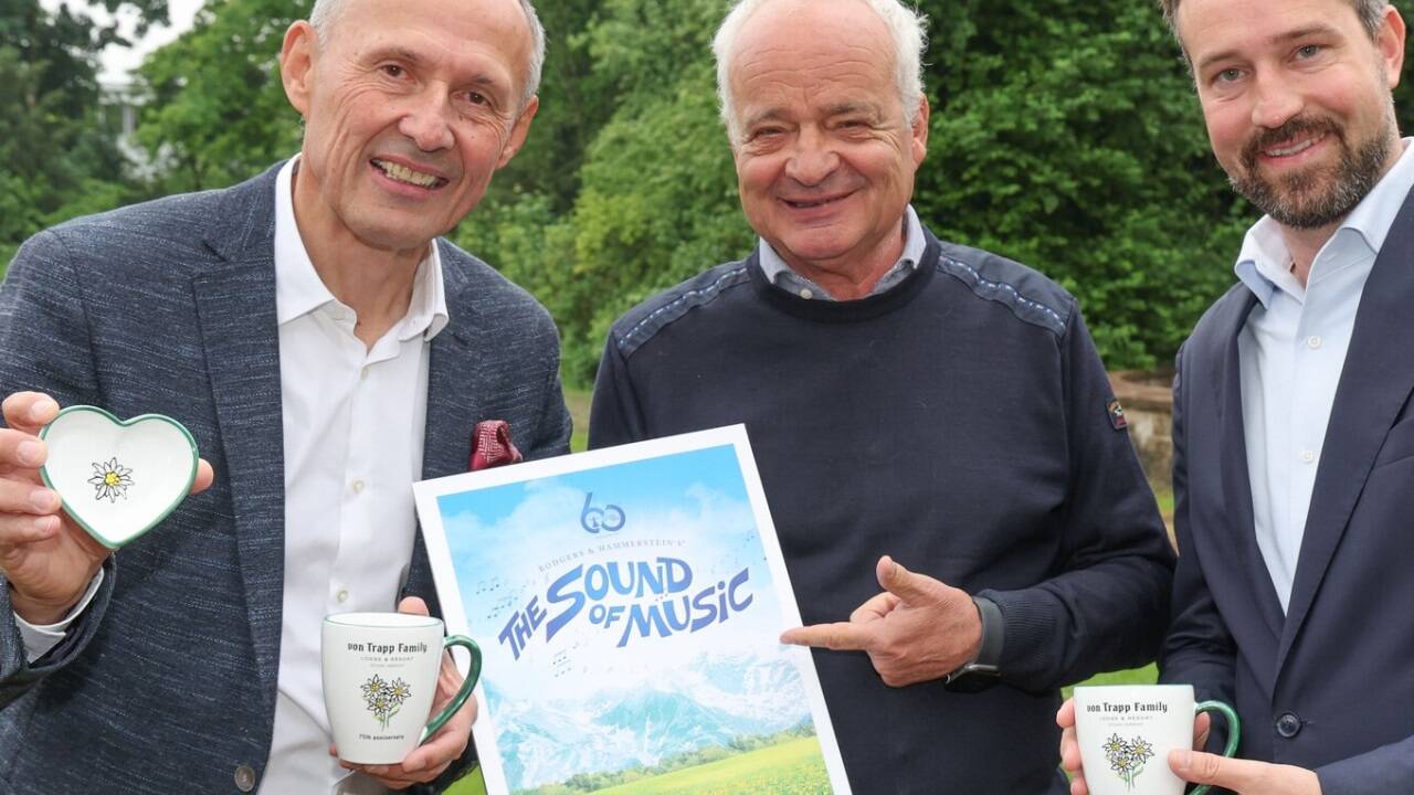 Leo Bauernberger (SLTG), Stefan Herzl (Salzburg Panorama Tours) und LH-Stv. Stefan Schnöll (ÖVP) mit den Gmundner-Keramik-Souvenirs. 