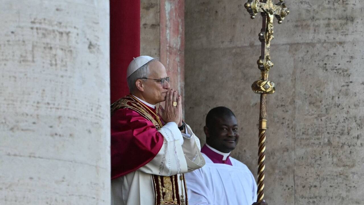 Der neu gewählte Papst Leo XIV. auf dem Balkon des Petersdoms. 