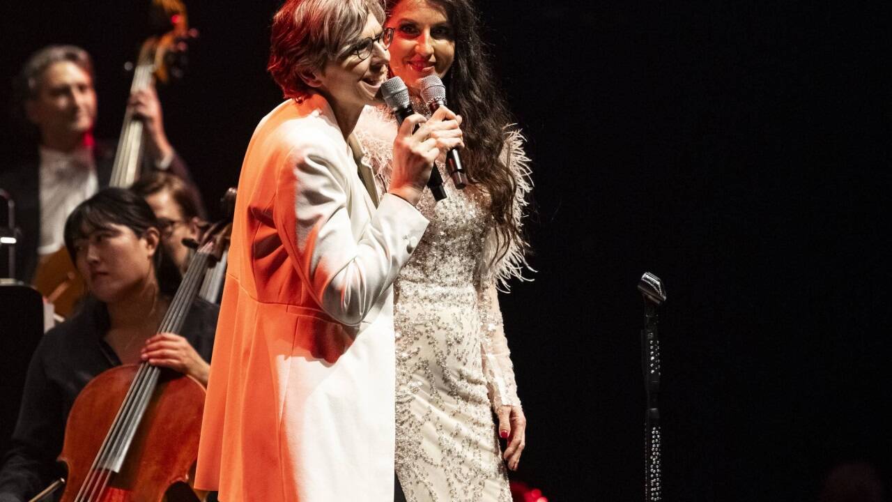 Bilder zum „Symphonic Tribute to the Beatles“ von Elisabeth Fuchs, Orchester und Chor der Philharmonie Salzburg und Sängerin Monika Ballwein 