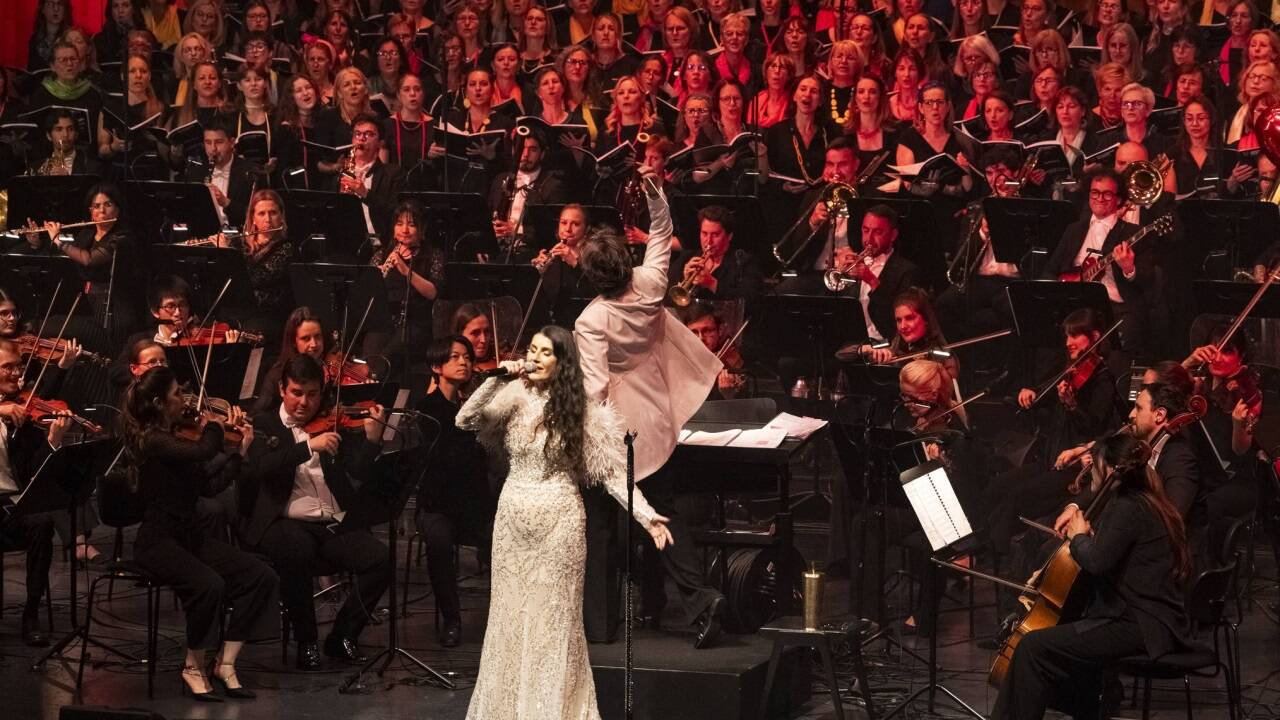 Bilder zum „Symphonic Tribute to the Beatles“ von Elisabeth Fuchs, Orchester und Chor der Philharmonie Salzburg und Sängerin Monika Ballwein 