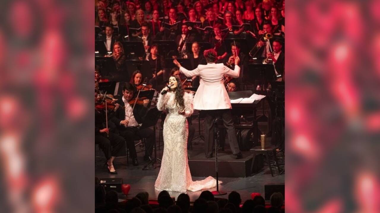 Bilder zum „Symphonic Tribute to the Beatles“ von Elisabeth Fuchs, Orchester und Chor der Philharmonie Salzburg und Sängerin Monika Ballwein 