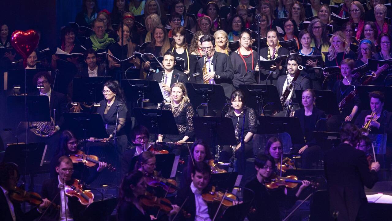 Bilder zum „Symphonic Tribute to the Beatles“ von Elisabeth Fuchs, Orchester und Chor der Philharmonie Salzburg und Sängerin Monika Ballwein 
