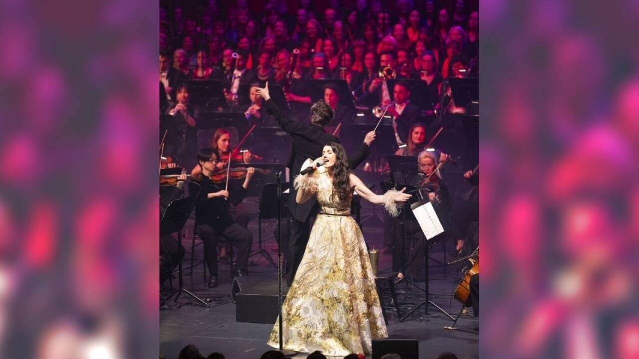 Bilder zum „Symphonic Tribute to the Beatles“ von Elisabeth Fuchs, Orchester und Chor der Philharmonie Salzburg und Sängerin Monika Ballwein 