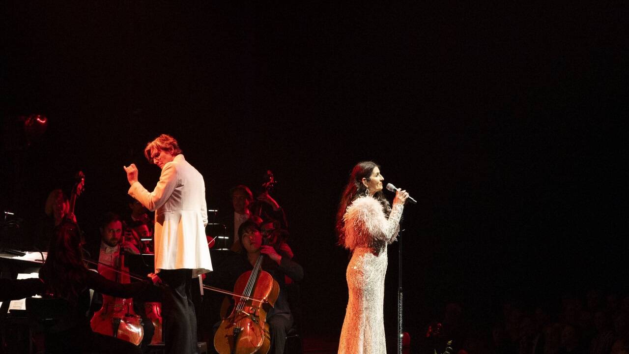 Bilder zum „Symphonic Tribute to the Beatles“ von Elisabeth Fuchs, Orchester und Chor der Philharmonie Salzburg und Sängerin Monika Ballwein 