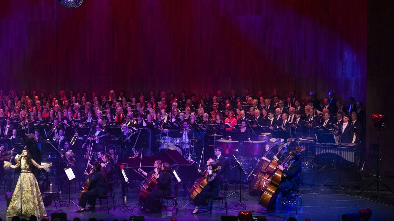 Bilder zum „Symphonic Tribute to the Beatles“ von Elisabeth Fuchs, Orchester und Chor der Philharmonie Salzburg und Sängerin Monika Ballwein 