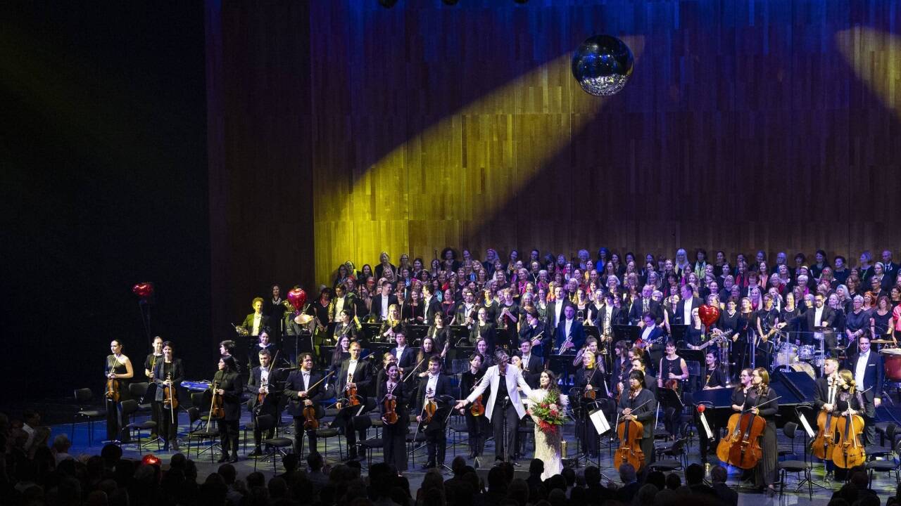 Bilder zum „Symphonic Tribute to the Beatles“ von Elisabeth Fuchs, Orchester und Chor der Philharmonie Salzburg und Sängerin Monika Ballwein 