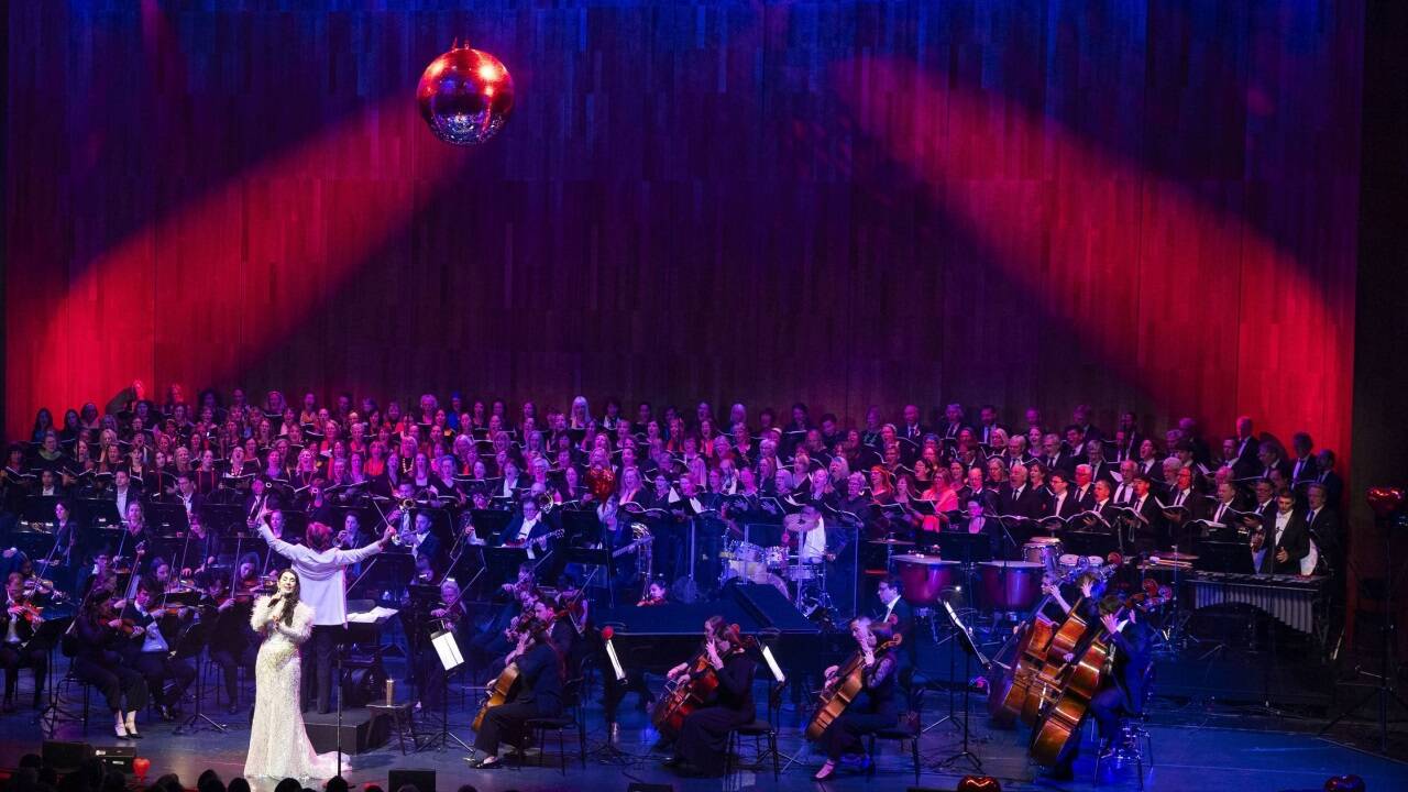 Bilder zum „Symphonic Tribute to the Beatles“ von Elisabeth Fuchs, Orchester und Chor der Philharmonie Salzburg und Sängerin Monika Ballwein 