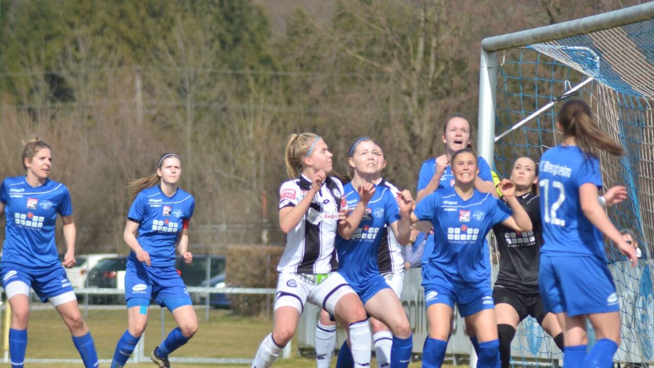 Dicke Luft im Abstiegskampf. Hier stemmen sich Isabella Schweighofer, Sarah Sturm, Anna Zimmerebner, Julia Kastner, Carina Widauer und Carolin Grössinger Sturm Graz mit Teamspielerin Celina Degen entgegen.  
