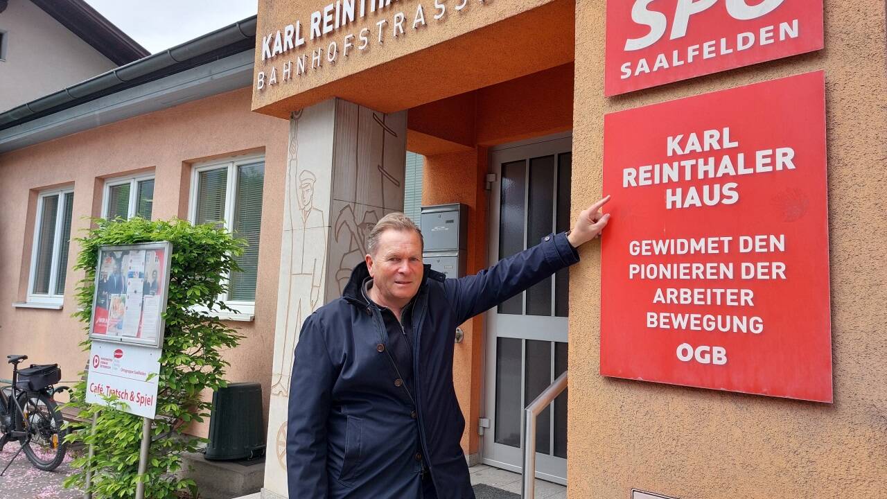Bürgermeister Erich Rohrmoser vor dem Gewerkschaftsheim in Saalfelden, das auf Reinthalers Initiative entstand und nach seinem Tod im Jahr 2000 nach ihm benannt wurde. 