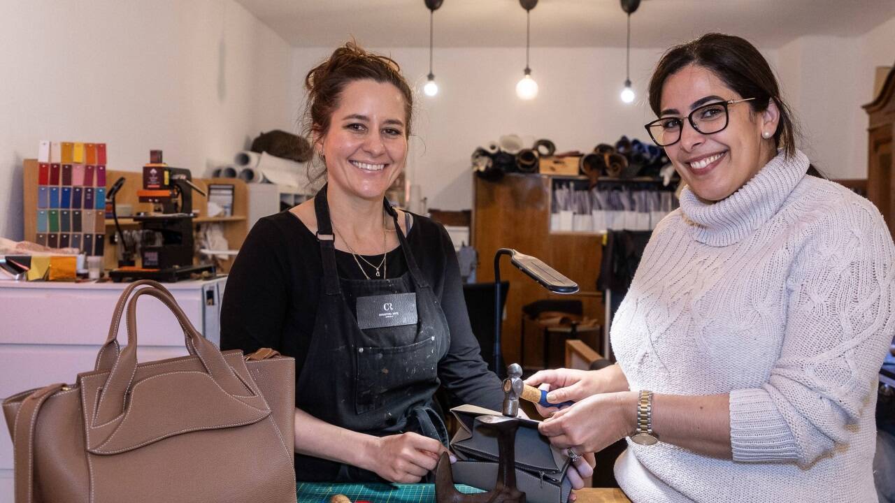 Isabela Felix Cicero (r.) aus Kalifornien holt sich Tipps und Know How von Christina Roth. Als Übungsstück fertigt sie eine Geldtasche.   Isabela Felix Cicero (r.) aus Kalifornien holt sich Tipps und Know How von Christina Roth. Als Übungsstück fertigt sie eine Geldtasche.