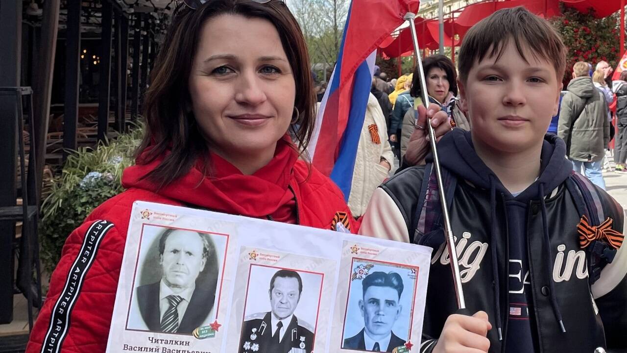 „Wir werden alle besiegen“, sagt Irina Knjasewa, die mit ihrem Sohn an der Militärparade teilnimmt.  