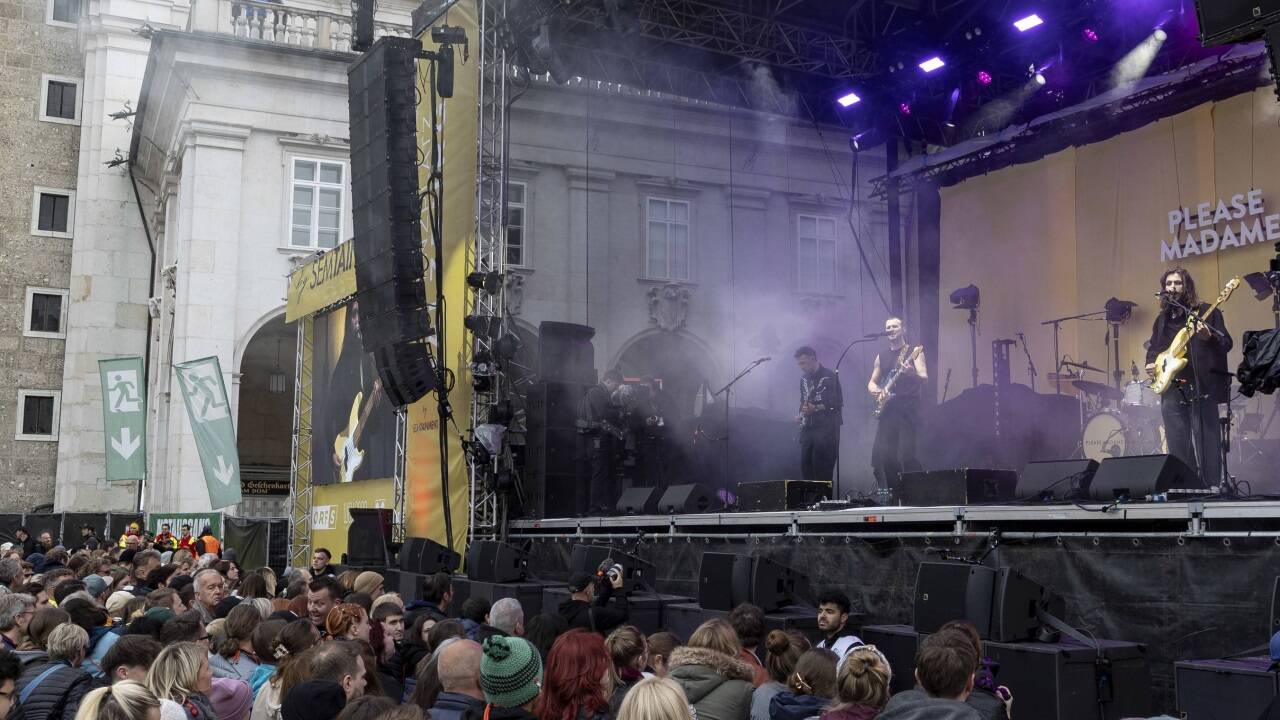 Die Salzburger Band Please Madame eröffnete am Freitag die Bühne vor dem Salzburger Residenzplatz.  