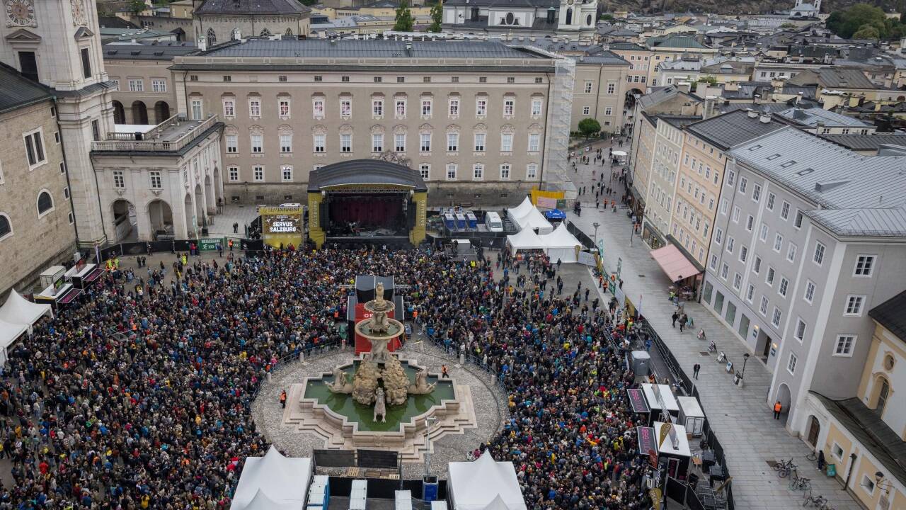 10.000 Menschen auf dem Residenzplatz – Blick vom Glockenspiel aus.  