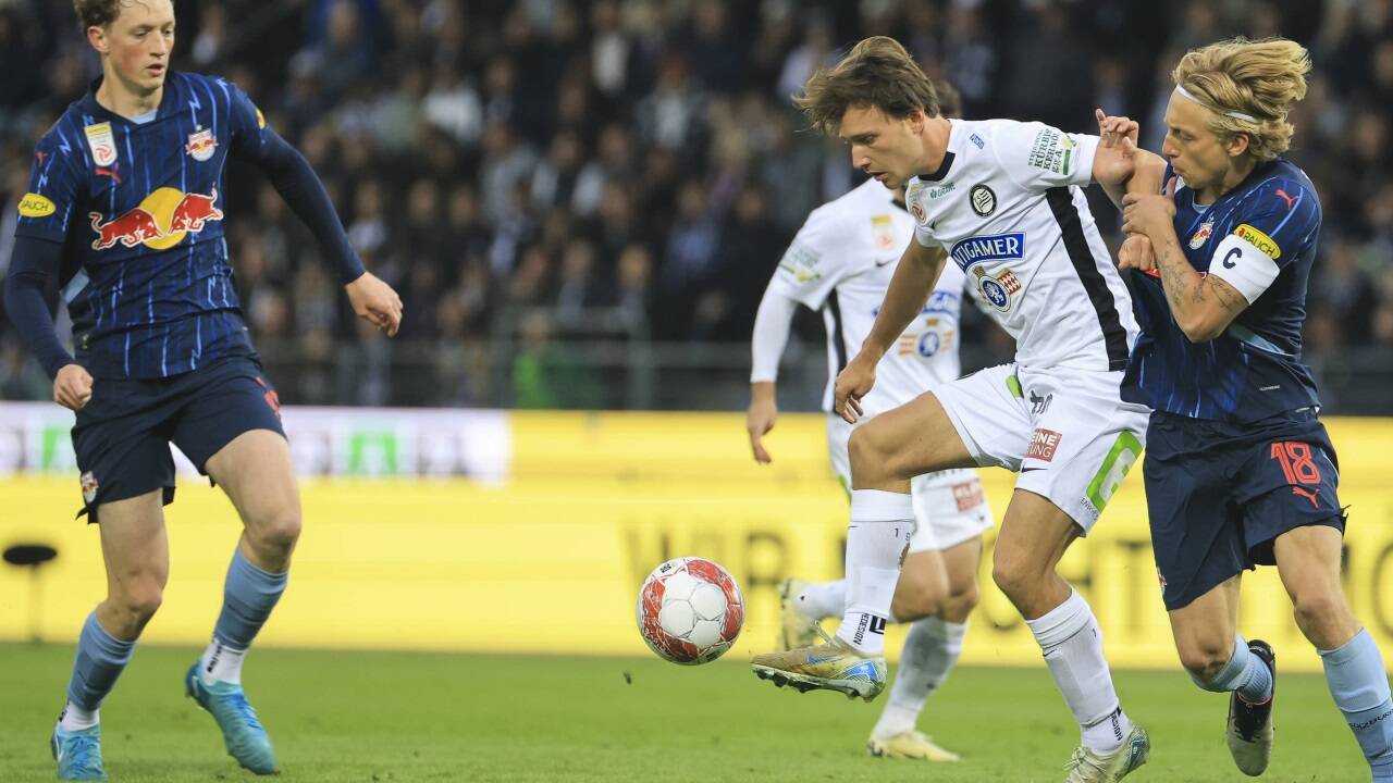 Red Bull Salzburg fand in Sturm seinen Meister. Im Bild Torschütze William Böving gegen Mads Bidstrup. 