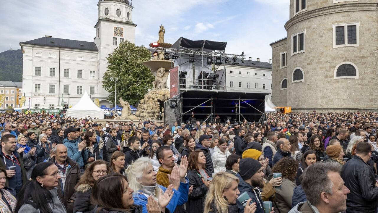 10.000 Menschen waren am Salzburger Residenzplatz am Freitag – es spielten Wanda, Christina Stürmer und Please Madame.  