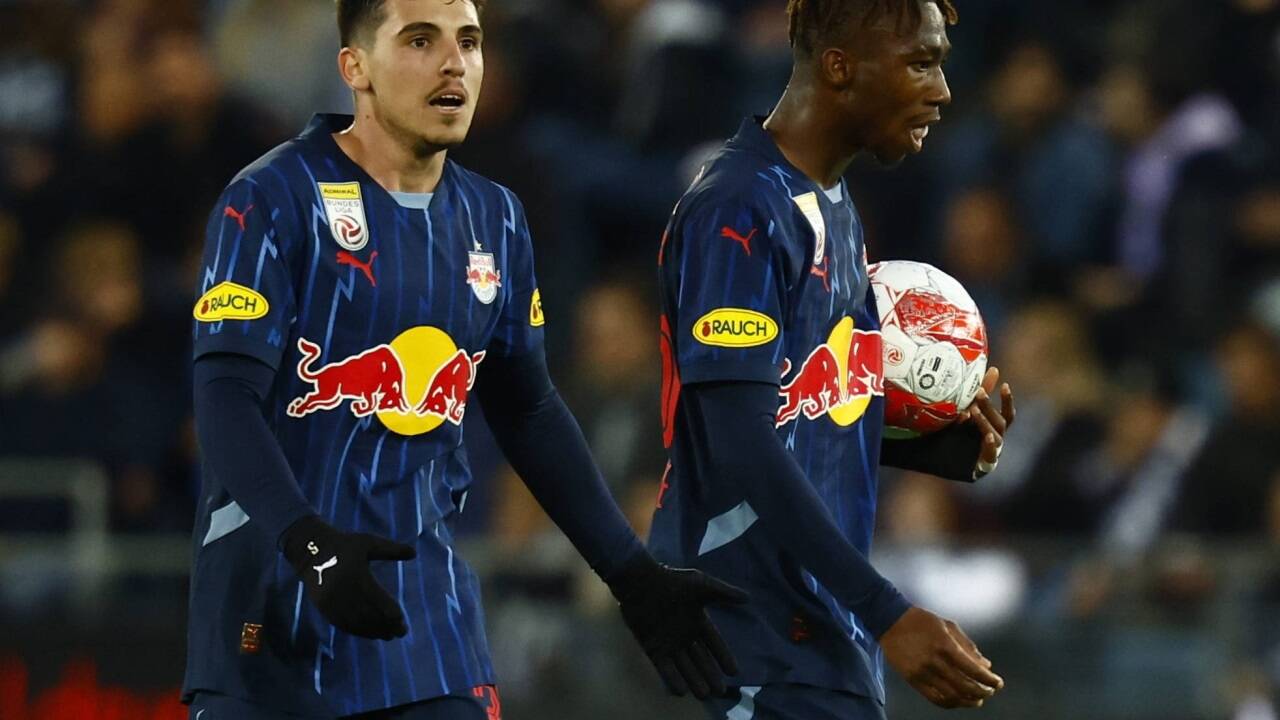 Enttäuschte Gesichter bei Red Bull Salzburg. Im Bild Oscar Gloukh und Dorgeles Nene. 