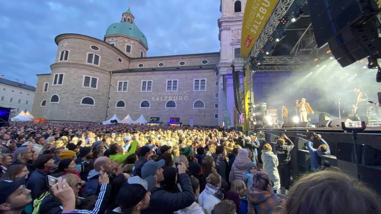 10.000 Besucher feiern die Rückkehr des Pop auf dem Residenzplatz. 